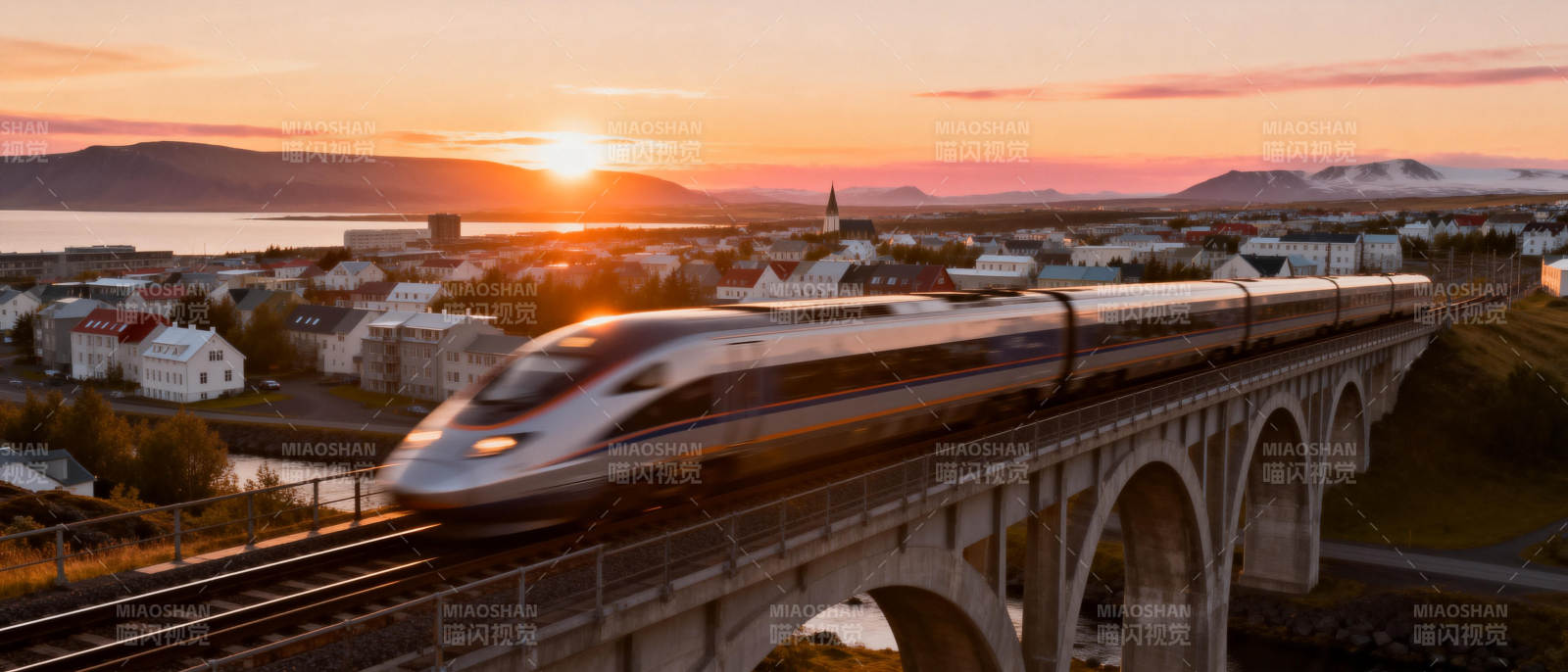 高铁飞驰日落时图片