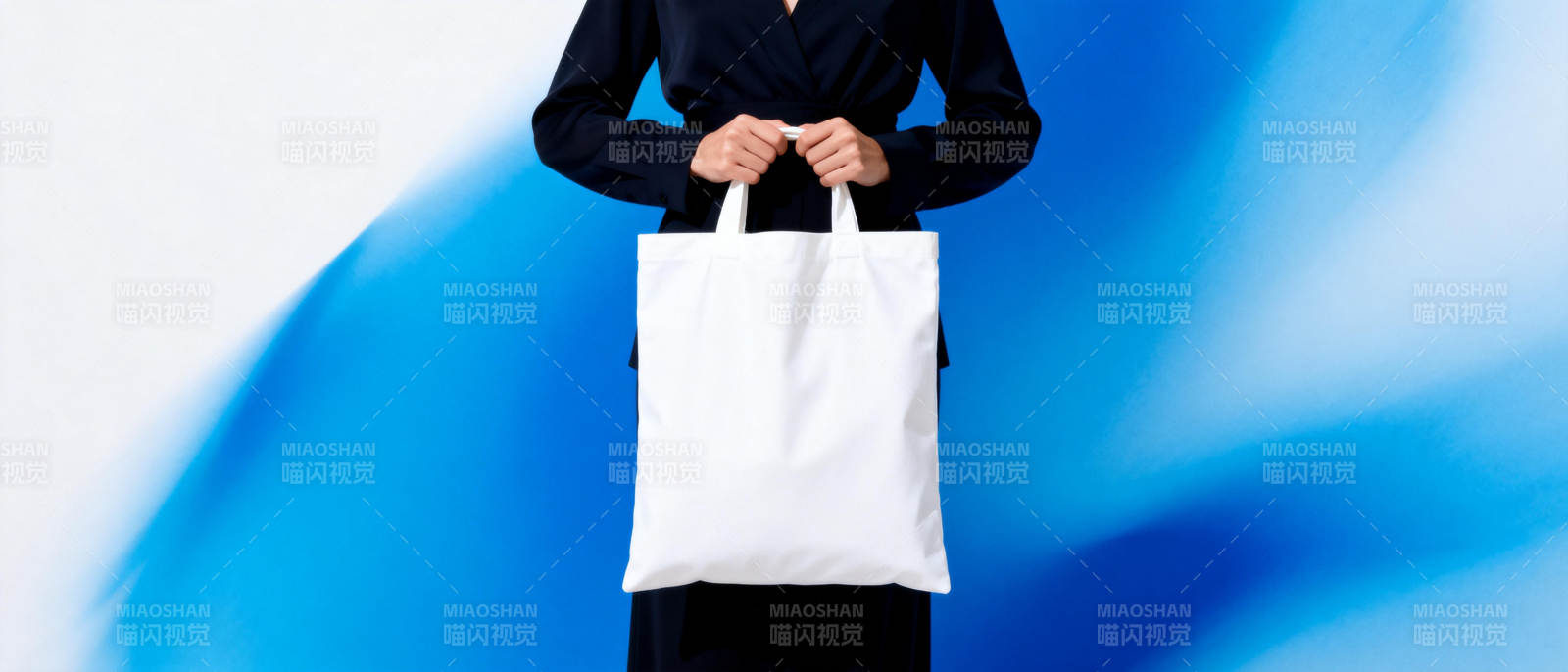 手提白色布袋图片