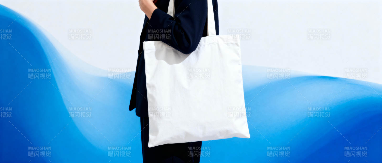 简约白袋 时尚出行图片