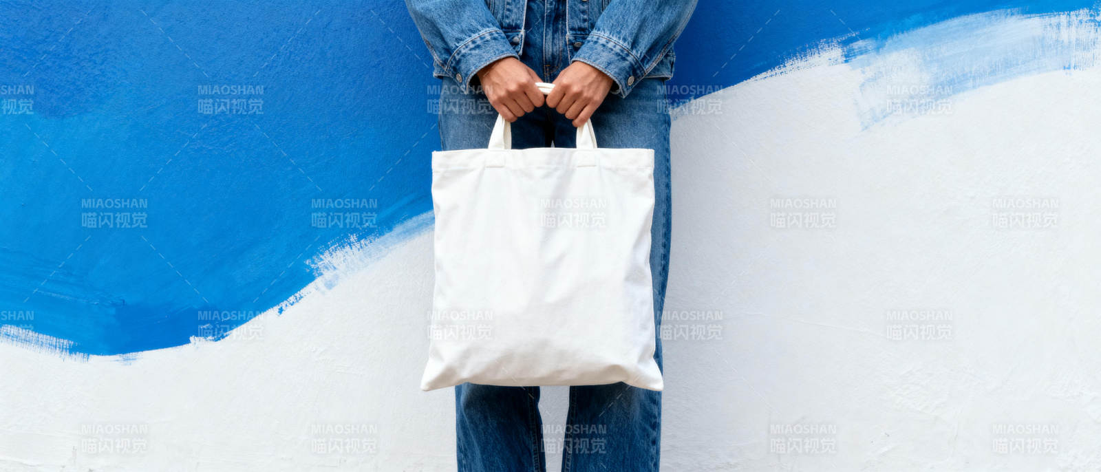 手提白袋 蓝白背景图片