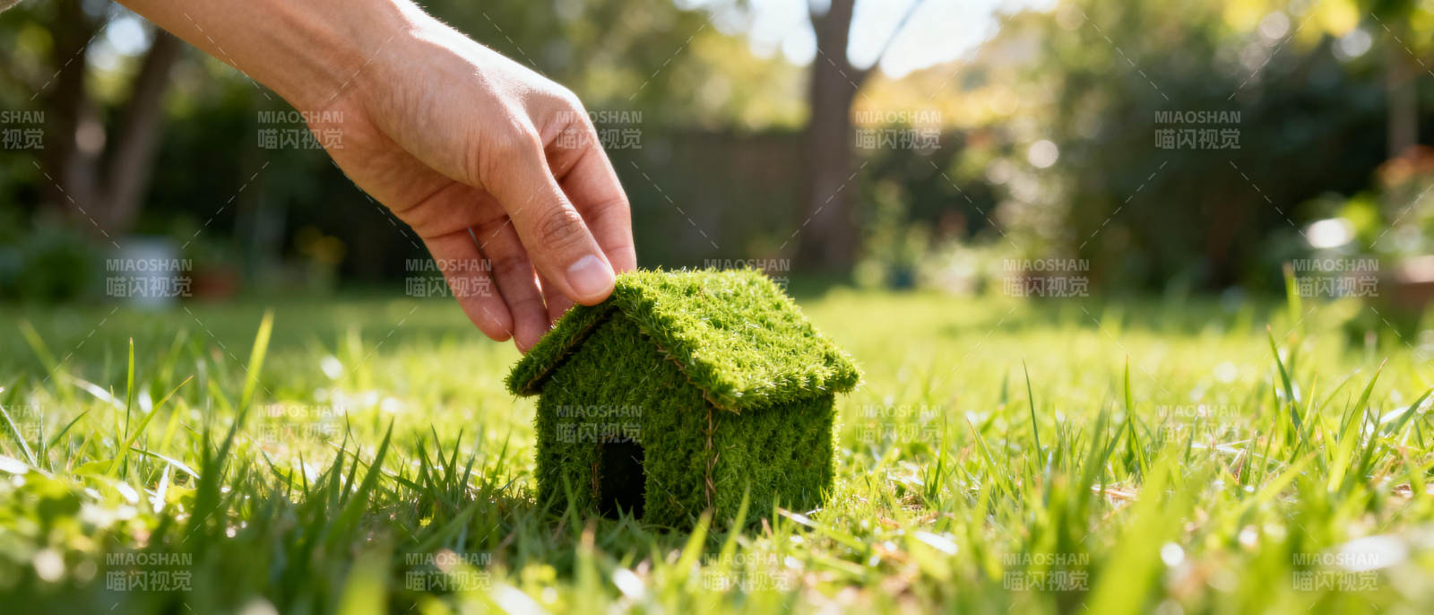 绿草上的小屋图片