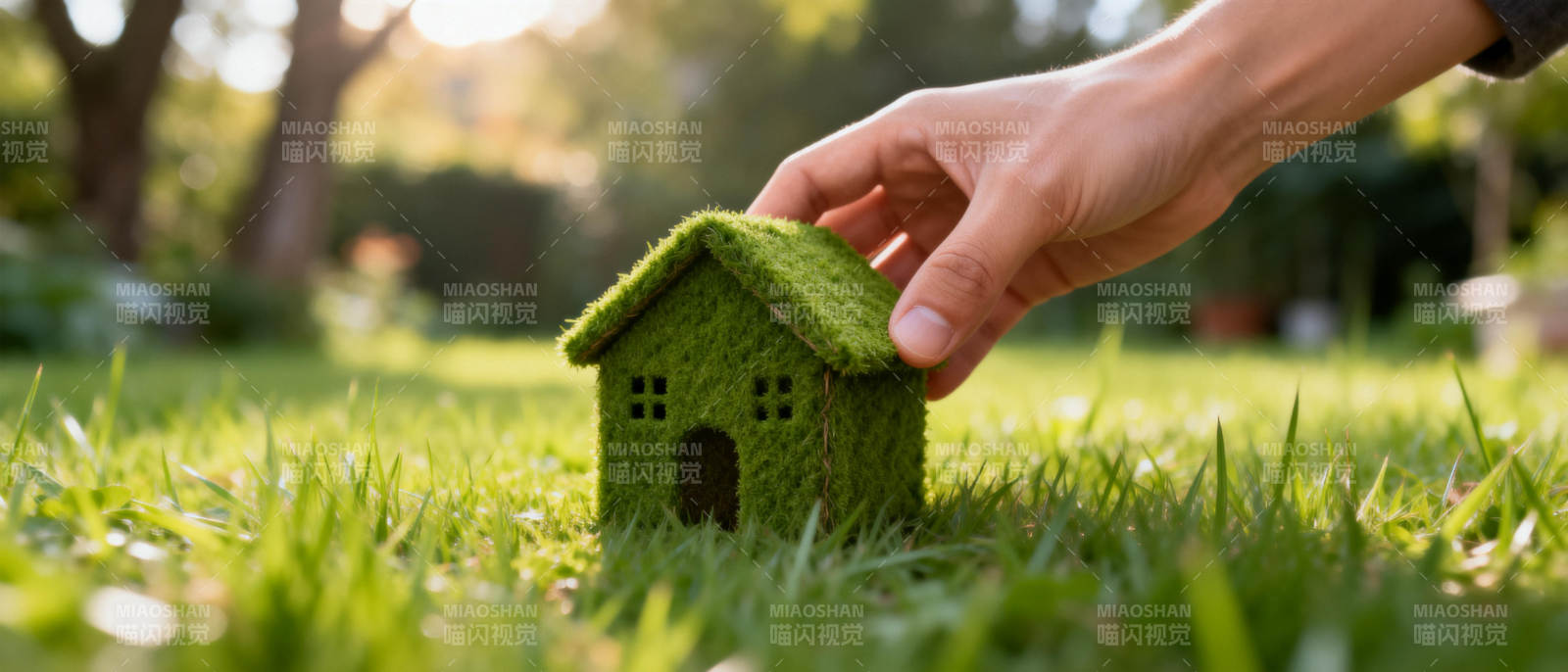 绿草上的小屋图片