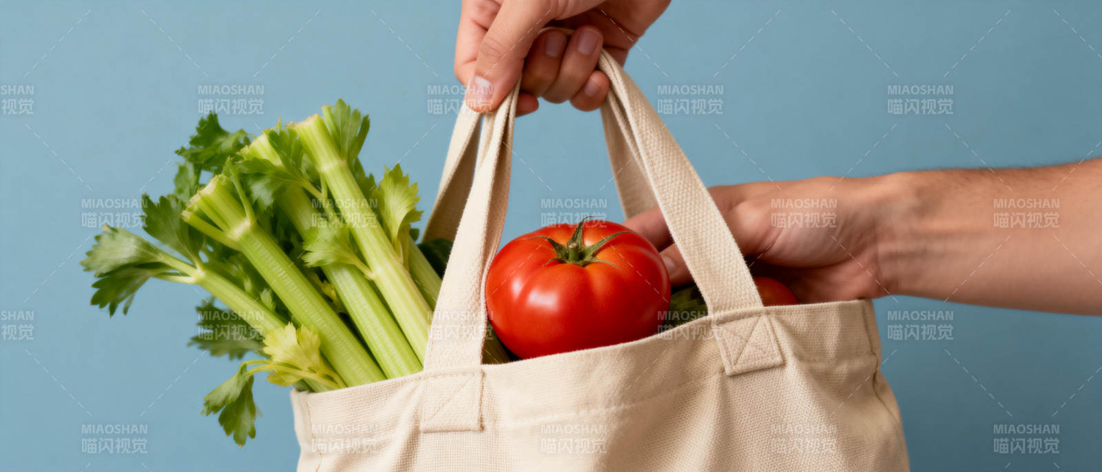 环保购物袋装满蔬果图片