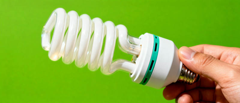 节能灯泡手持展示图片