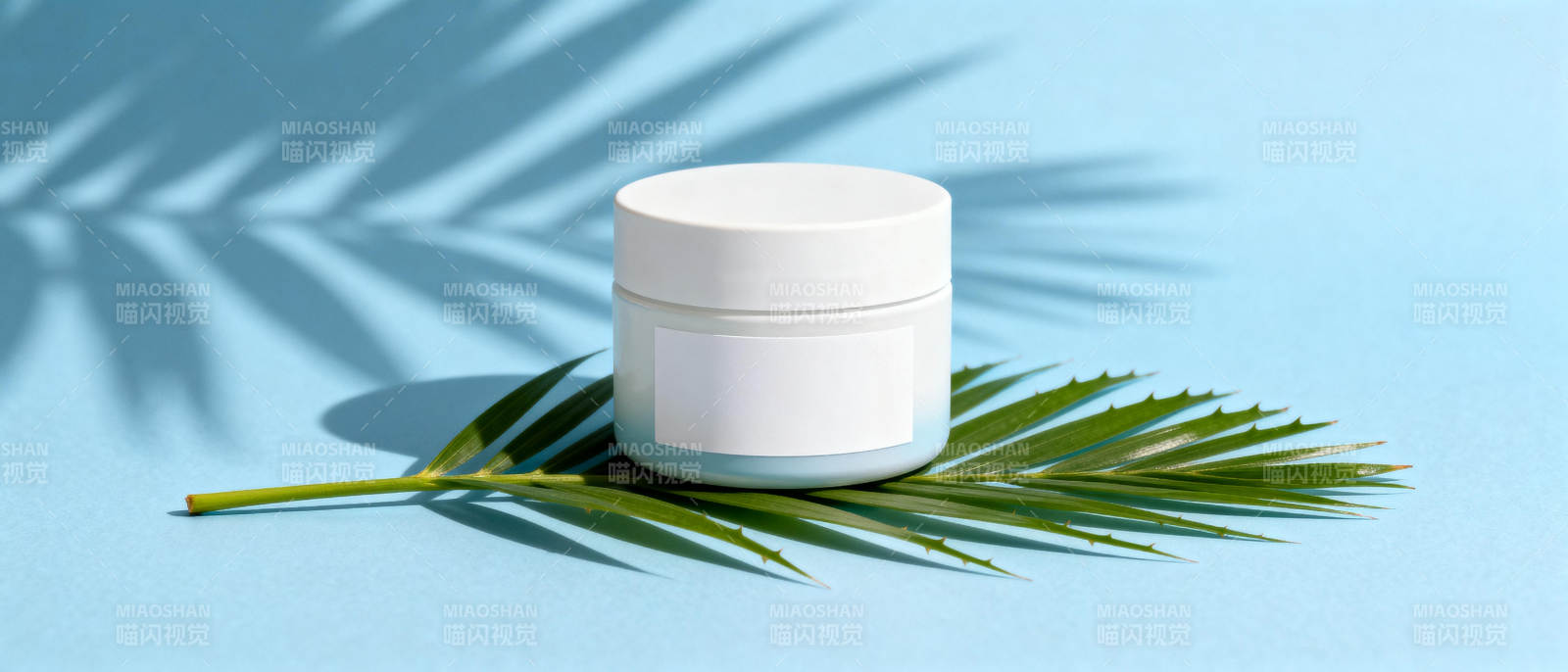 绿叶上的白色罐子图片