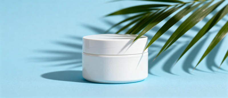 清新绿叶伴白罐图片