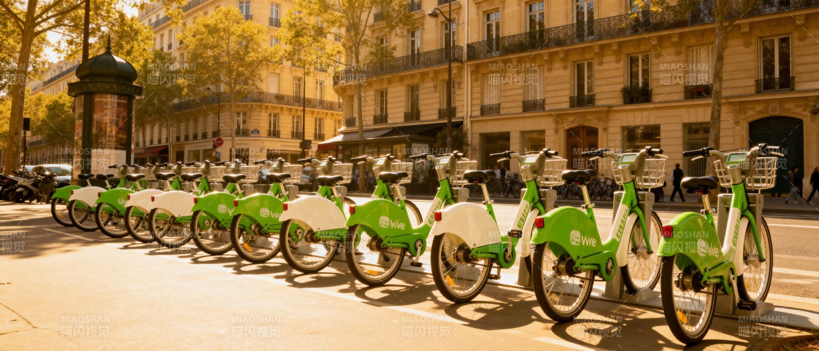 绿色共享单车整齐排列图片
