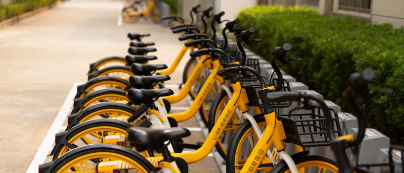 黄色共享单车整齐排列图片