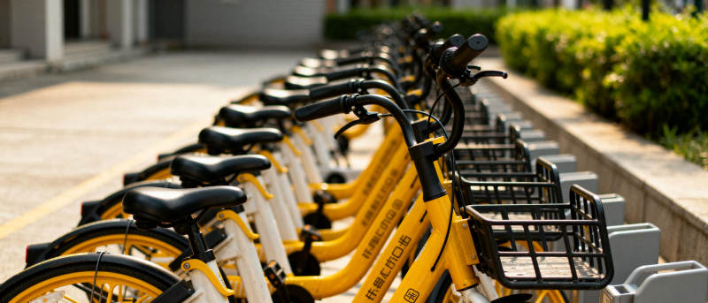 整齐排列的共享单车图片