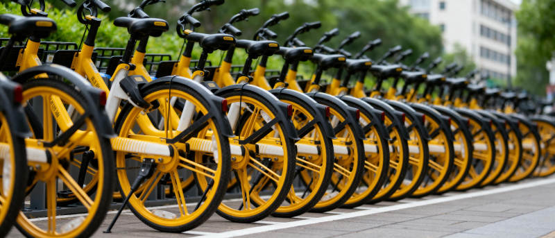 整齐排列的共享单车图片