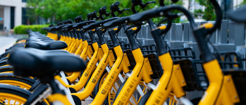 整齐排列的共享单车图片