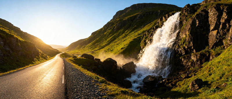 山间公路与瀑布图片