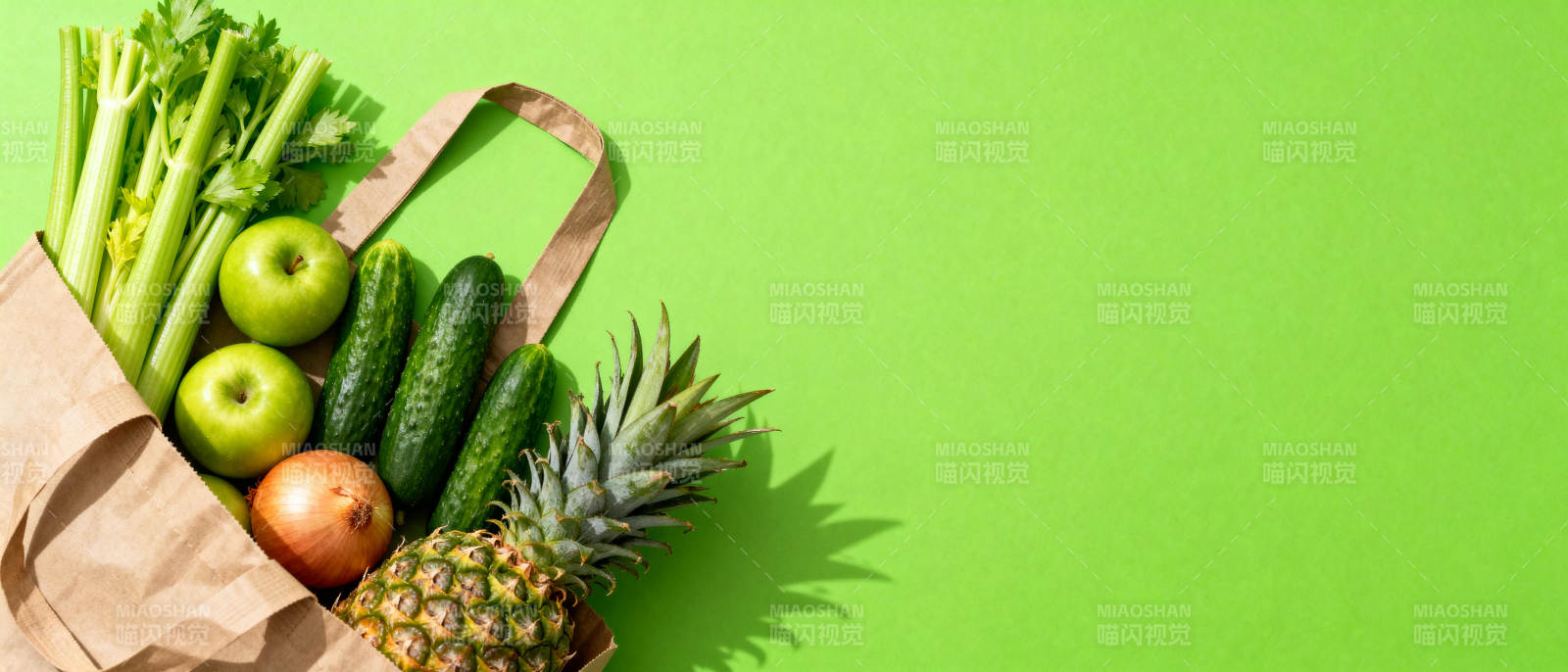 新鲜蔬果满袋绿图片