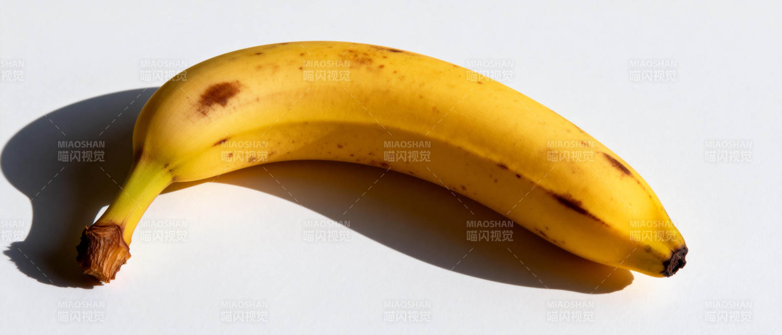 金黄香蕉静置光影图片