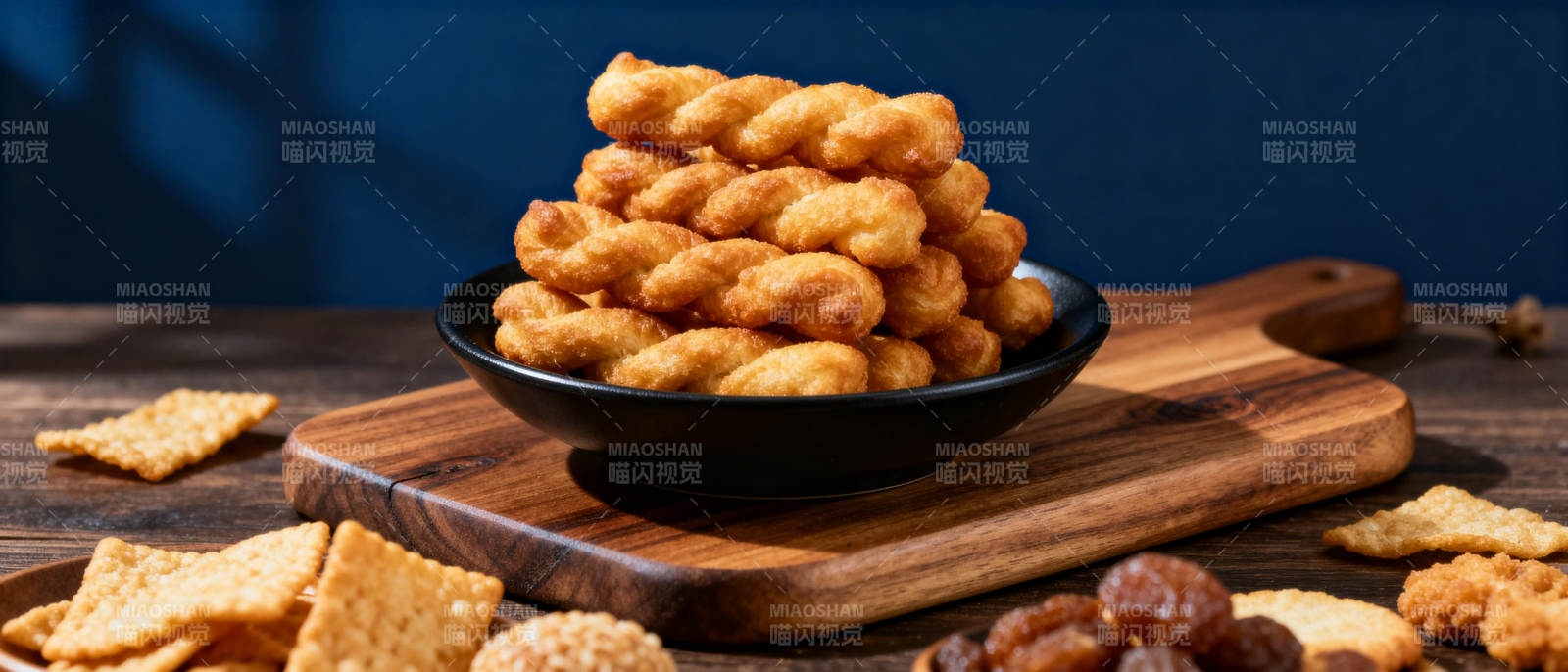 金黄酥脆麻花堆图片