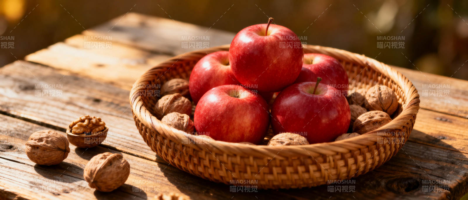 苹果与核桃静物图片