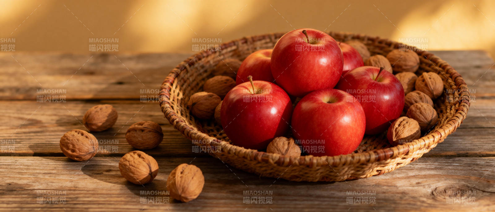 苹果与核桃的静物图片