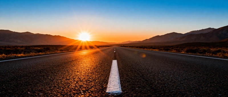 公路尽头的夕阳图片