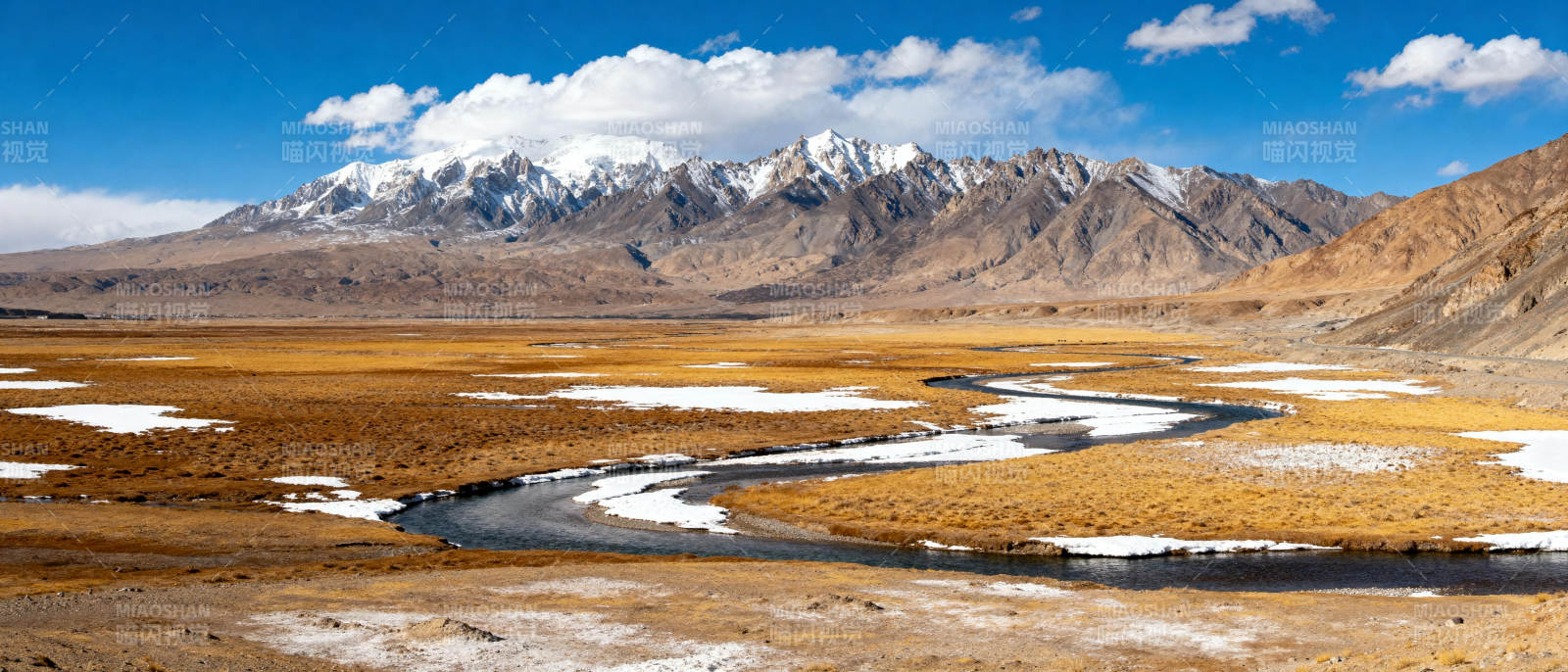 雪山下的蜿蜒河流图片