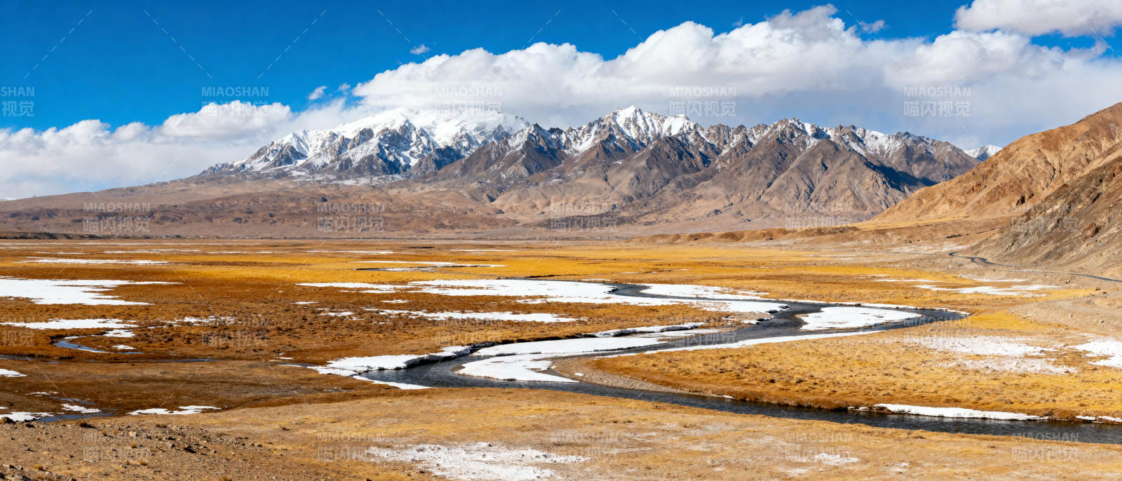 雪山下的草原河流图片