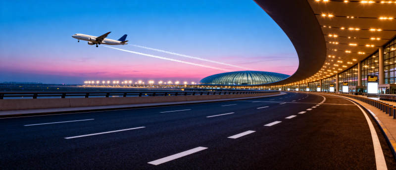 机场夜景与飞机起飞图片