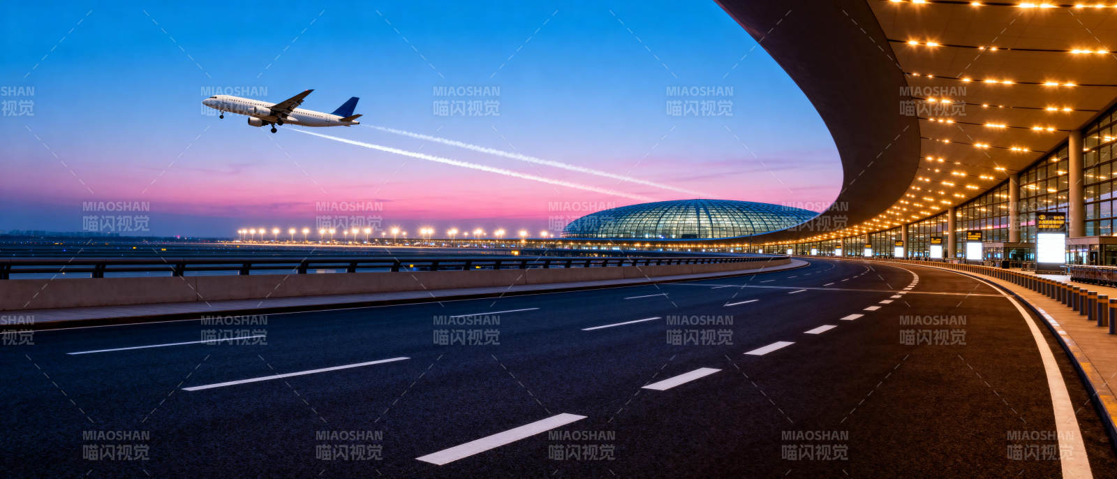 机场夜景与飞机起飞图片