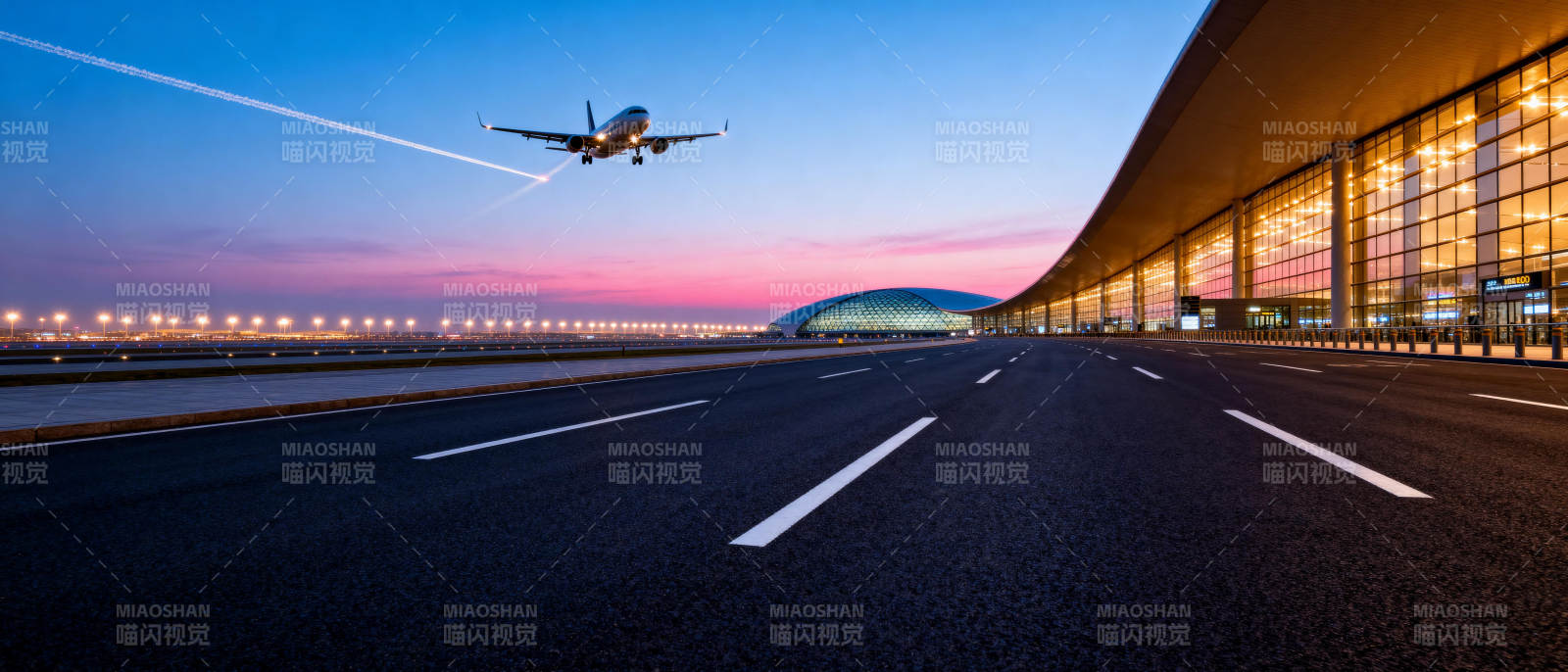 机场暮色航班起航图片