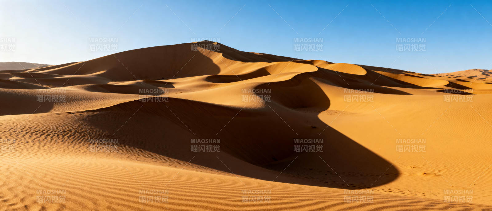 金色沙丘映蓝天图片
