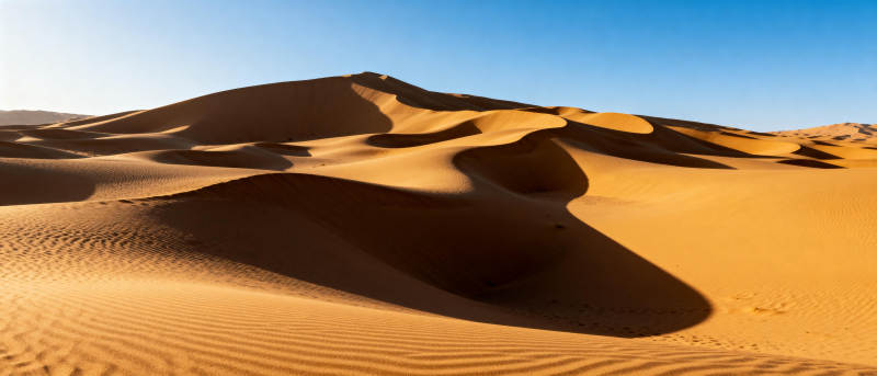 金色沙丘映蓝天图片