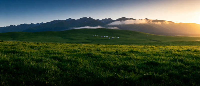 草原晨曦山影图片