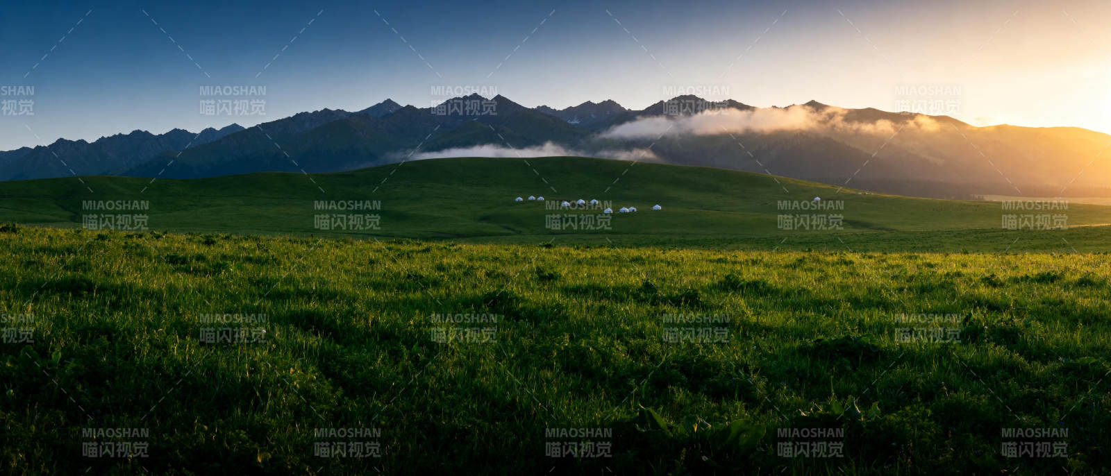 草原晨曦山影图片
