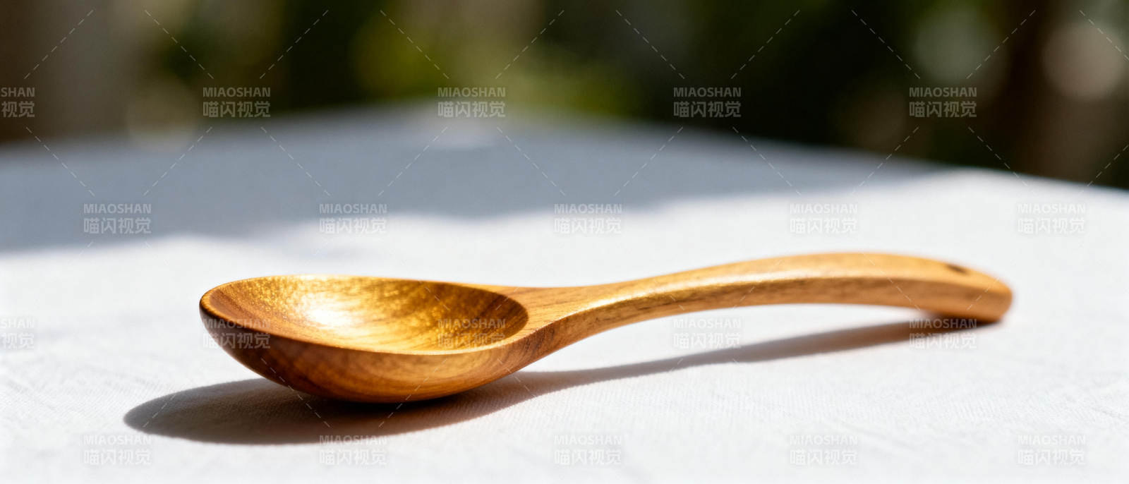 木勺静置于白布上图片