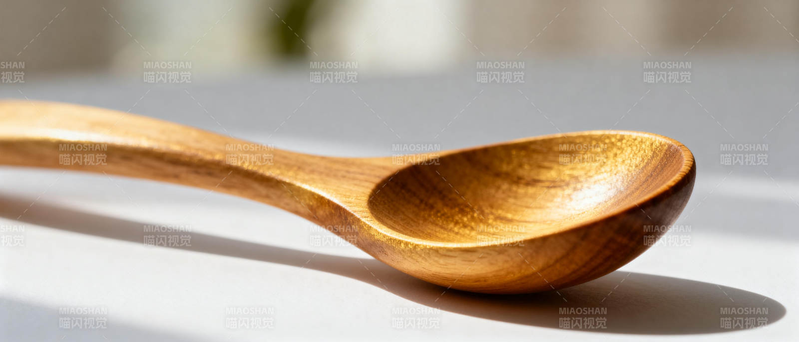 木勺静置光影中图片