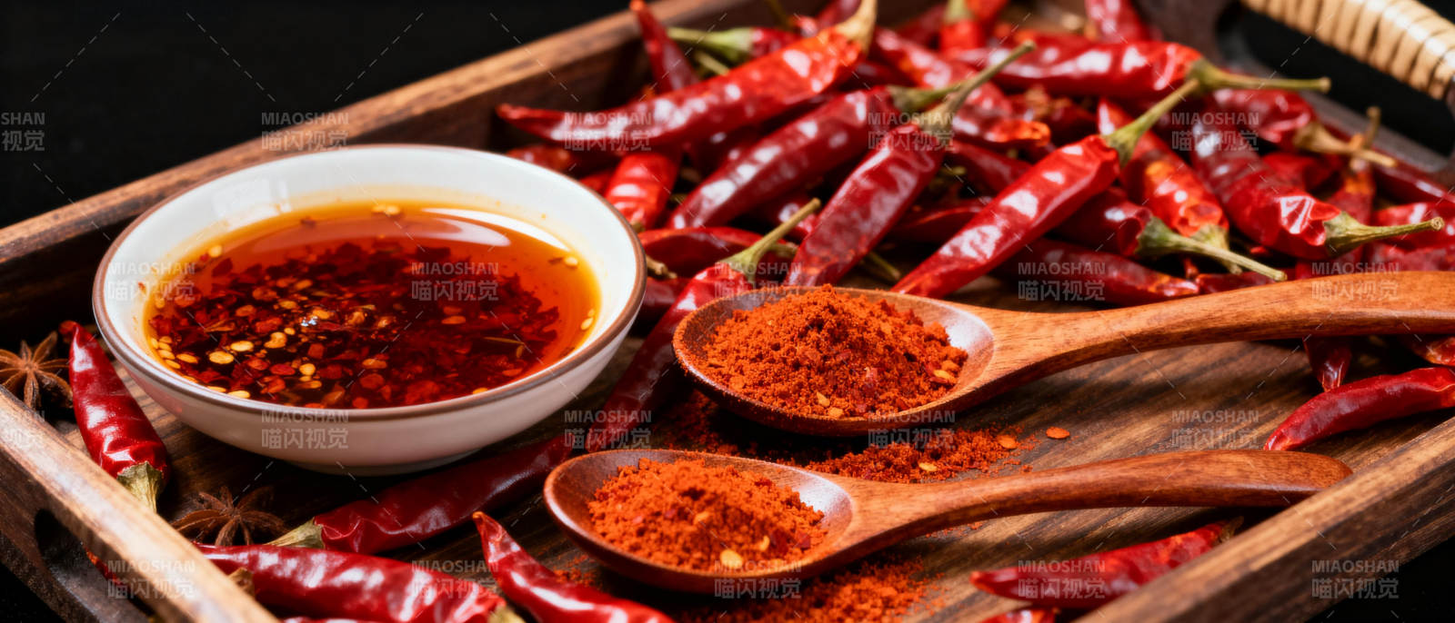 辣椒油与红椒粉图片