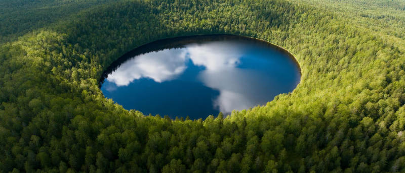 森林中的镜湖图片