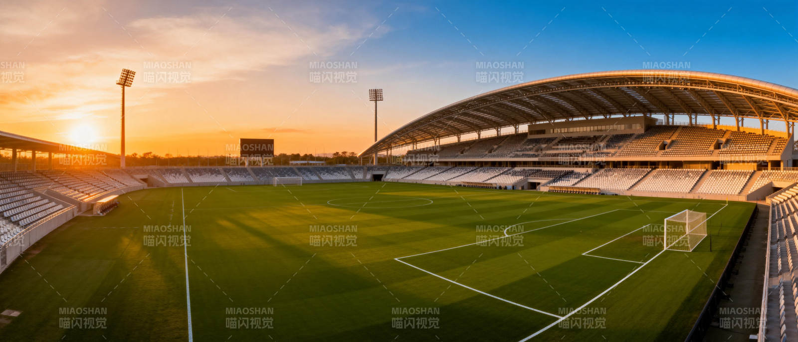 夕阳下的空旷球场图片