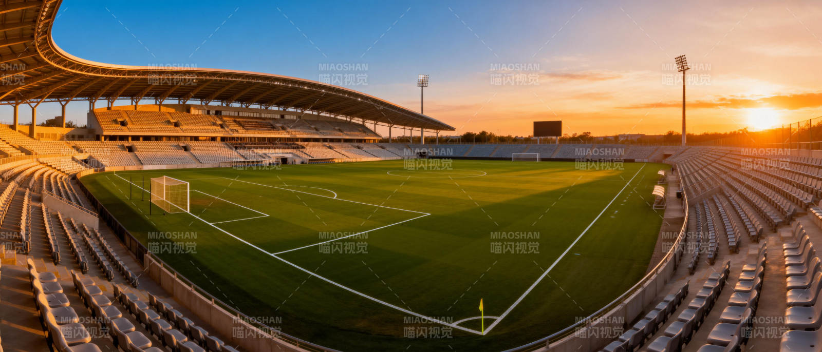夕阳下的空旷球场图片