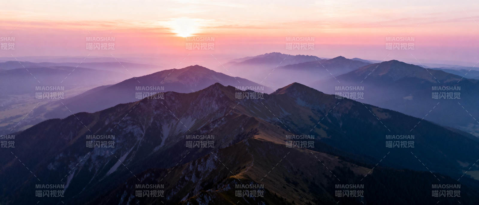 山巅日出云海图片