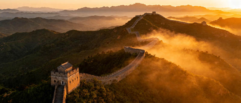 晨雾中的长城图片