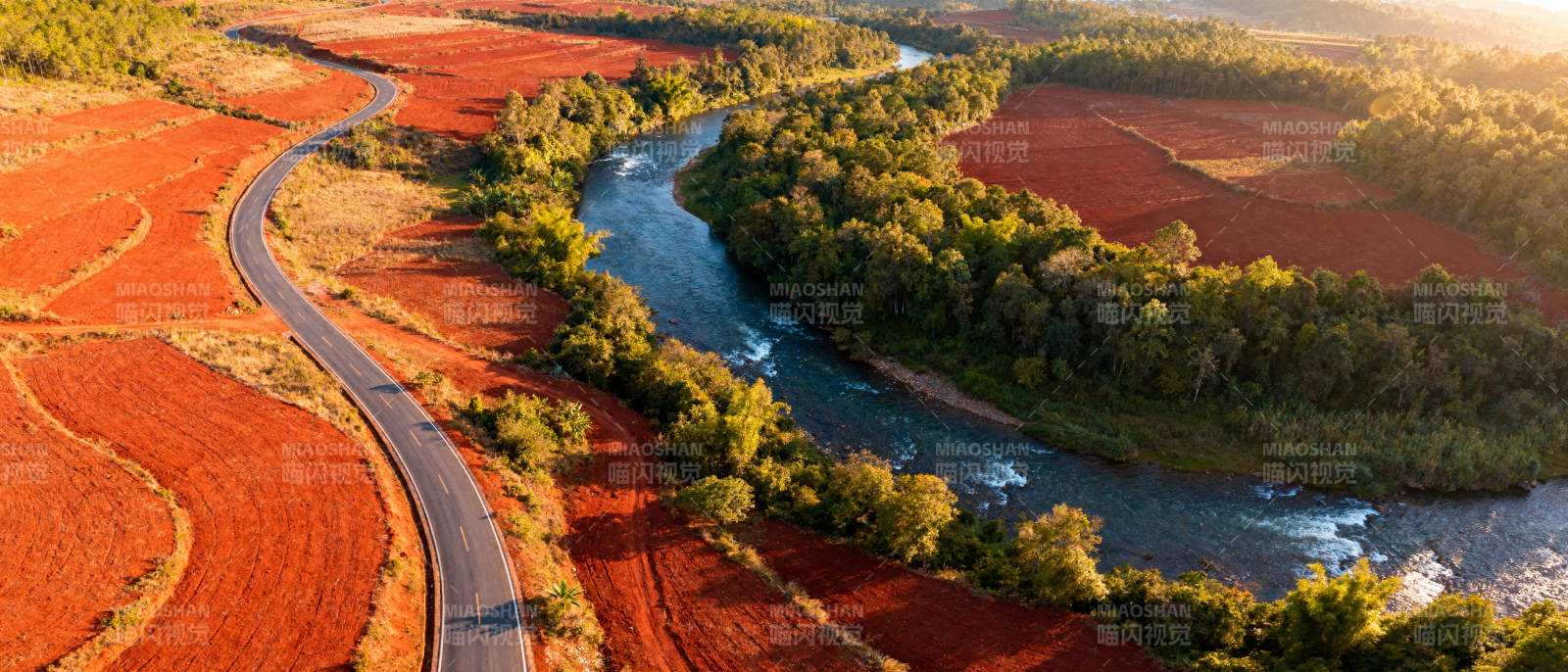 红土河畔风光图片