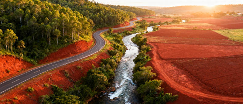 红土公路与溪流图片