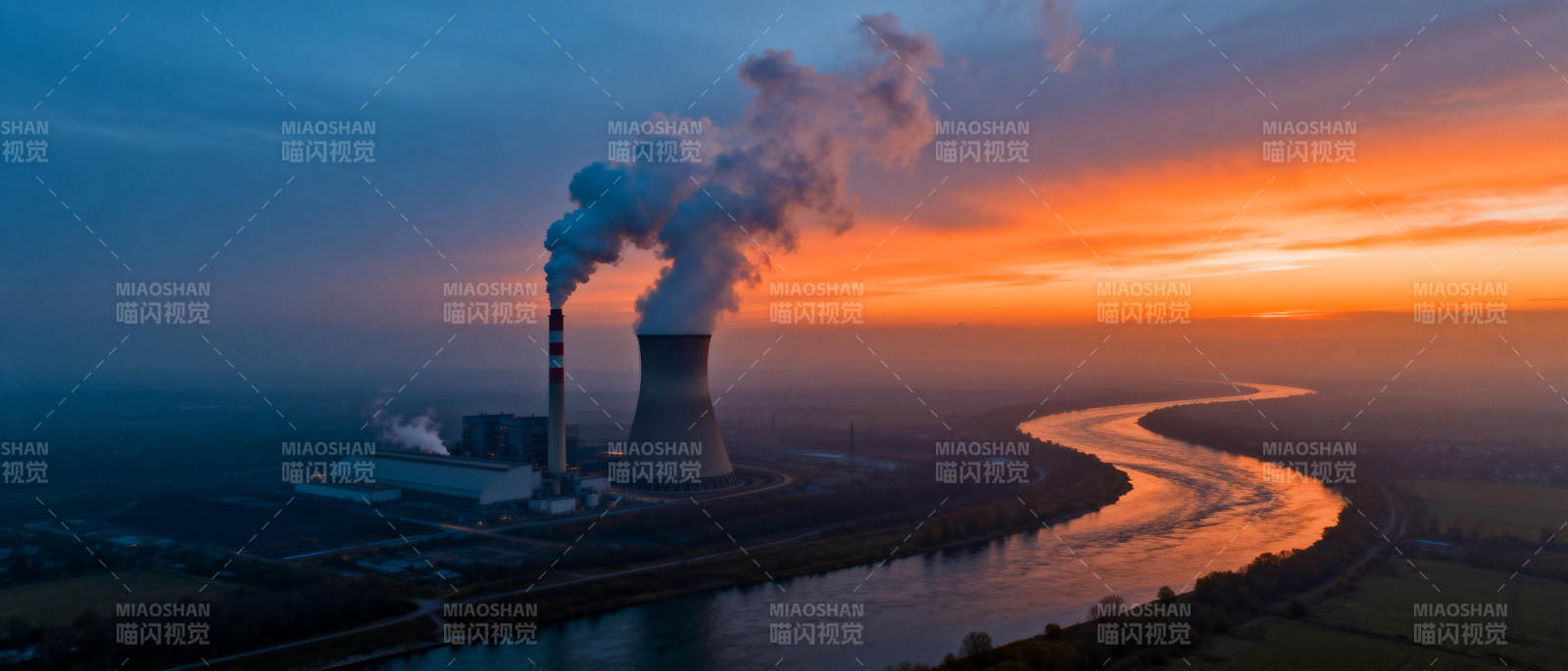 夕阳下的电厂烟雾图片