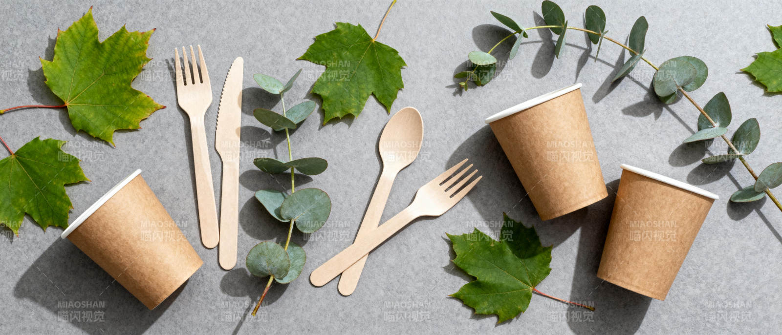 环保餐具与绿叶图片
