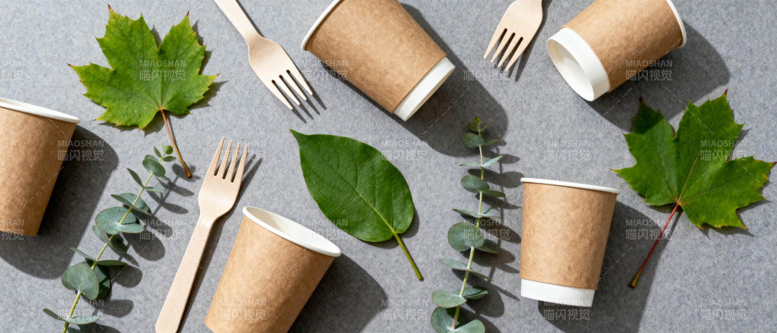 环保餐具与绿叶图片