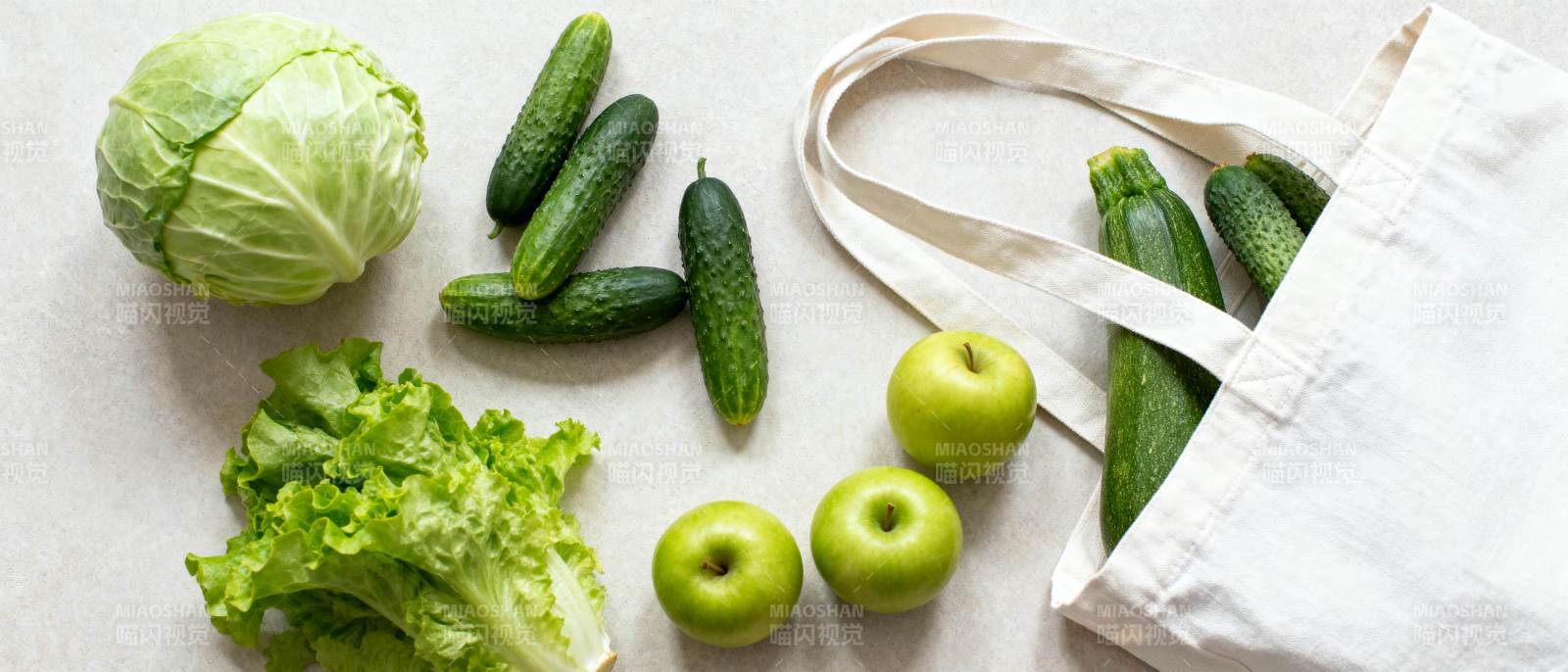 新鲜蔬果与布袋图片