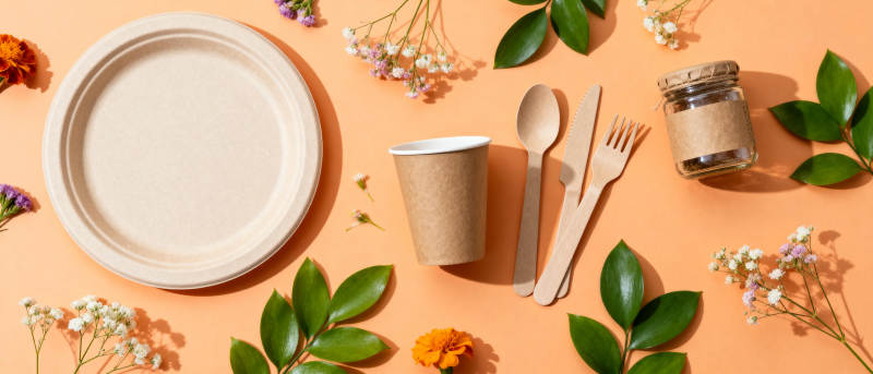 环保餐具与自然元素图片