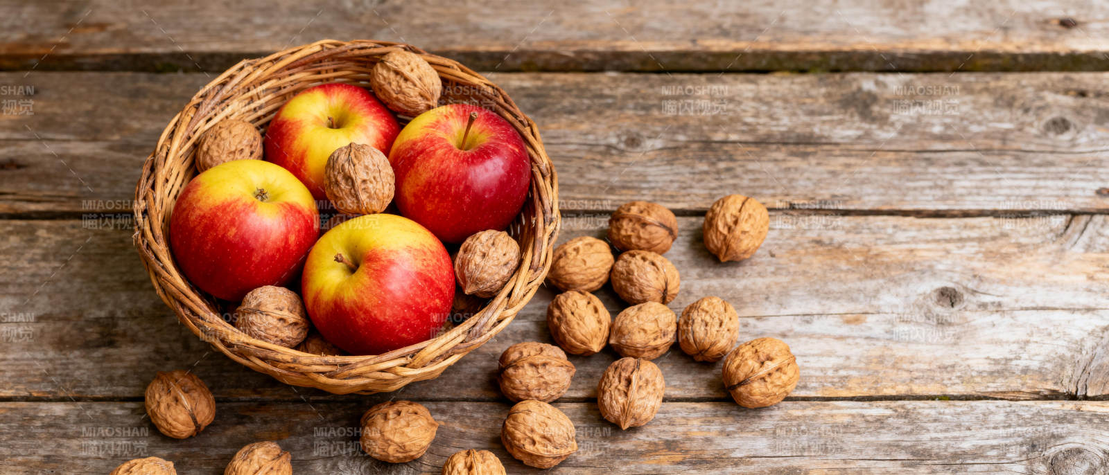 苹果核桃木桌摆盘图片