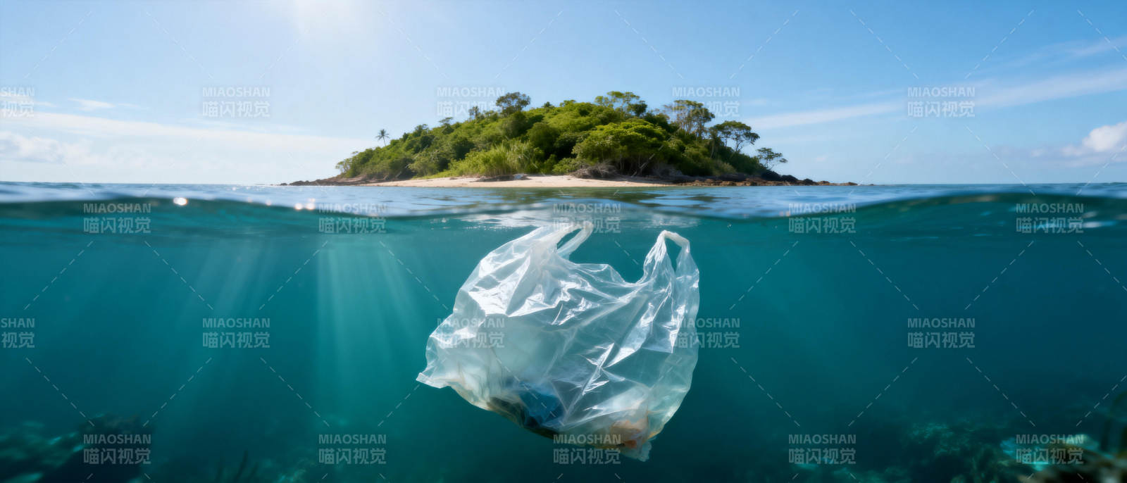 塑料袋漂浮海中图片
