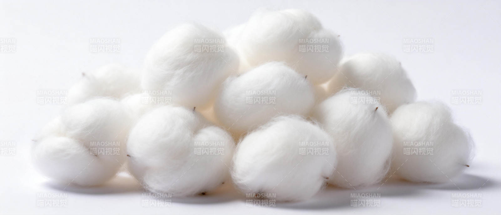 洁白棉絮堆叠图片