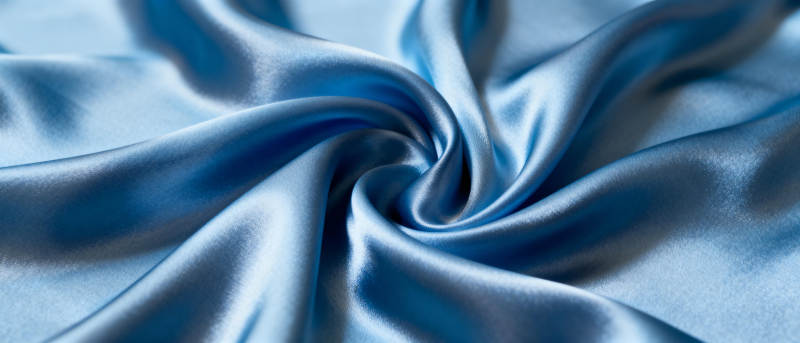 蓝色丝滑布料特写图片